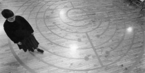 Eine Frau l�uft in einem Labyrinth in
                            der St.Pauls-Kathedrale in Boston
