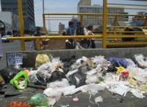 Kackoliken lieben ihren
                  Abfall, M�llcontainer gibt es nicht, weil das Wort in
                  der Bibel fehlt: Abfallberg auf dem B�rgersteig der
                  Grau-Allee (avenida Grau) in Lima, 7.2.2019