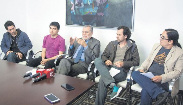 8 missbrauchte Sch�ler der
                        religi�s-"katholischen" Schule
                        "Hector de Cardenas" in Jes�s-Mar�a
                        pr�sentieren ihre Anzeige gegen sexuelle
                        Bel�stigung gegen den Schulleiter - mit Anwalt
                        Jos� Ugaz 2017