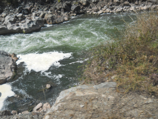 Der mit den Abw�ssern von Cusco
                  verseuchte Urubambafluss 02
