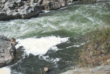Der mit den Abw�ssern von Cusco
                  verseuchte Urubambafluss 02, Nahaufnahme des Schaums,
                  die Kloake von Cusco