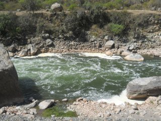 El r�o Urubamba contaminado
                    con los desag�es de Cusco 03 - los cac�licos se
                    comportan as� porque falta en la Biblia la palabra
                    "planta de purificaci�n"