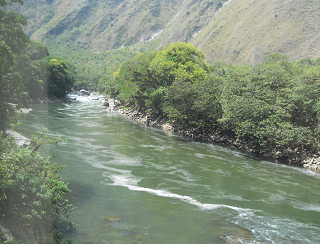 Der mit den Abw�ssern von Cusco
                  verseuchte Urubambafluss 04