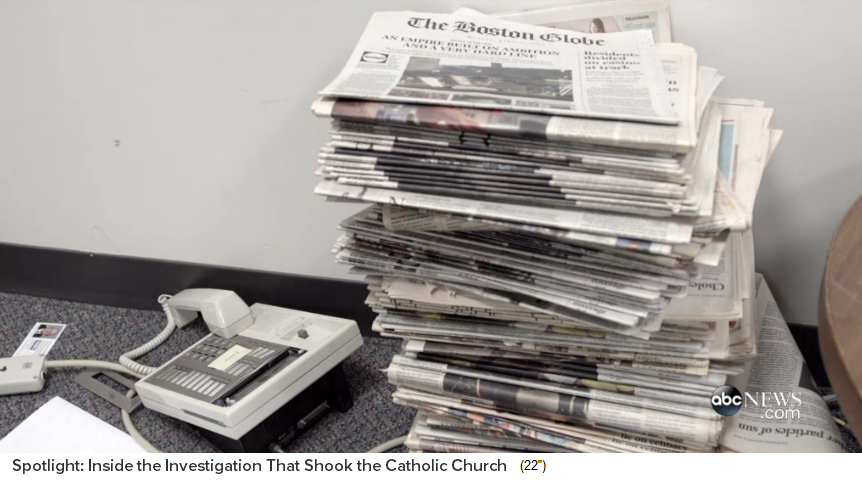 Zeitungsstapel mit Zeitungen des
                "Boston Globe"