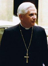 El Cardenal satanista Joseph Ratzinger el
12 de Octubre 1988 en Roma, es un asesino de
niños El Cardenal satanista Joseph Ratzinger
el 12 de Octubre 1988 en Roma, es un asesino de
niños