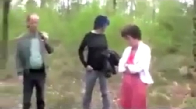 Holten
                    (Holland): Toos Nijenhuis with reporter 1 (Mel Ve)
                    and reporter 2 (Kevin) at the pile of branches at
                    the stake