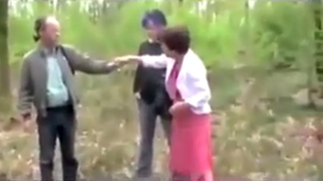 Holten (Holland):
                  Reporter 2 (Kevin) gives Toos Nijenhuis a pendant of a
                  girl