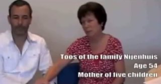 V�ctima y testiga Toos
                Nijenhuis, 54 a�os, con su compa�ero Casper (38'')