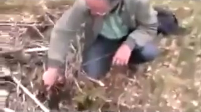 Holten (Holland): Reporter 2
                    (Kevin) digs a hole with a diameter of about 20cm
                    and a depth of about 20cm