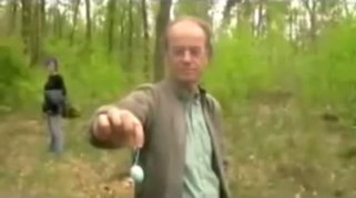 Holten (Holland): Reporter Kevin zeigt den Anh�nger
                eines M�dchens in die Kamera 01 (2h27'4'')