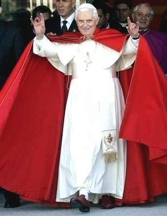 Papst Benedikt XVI mit
                            Satanistenzeichen - der Teufel ist wirklich
                            im Vatikan