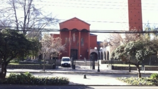 Der
                Tatort von Karadima, Gemeinde "Jesusherz" in
                Santiago de Chile: Karadima gr�ndete eine eigene
                Katholische Aktion zum Wald ("Acci�n Cat�lica del
                Bosque") und organisierte sein Schlafzimmer als
                Gay-Sexclub