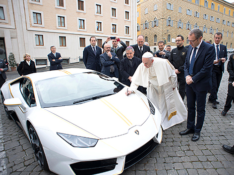 Der
                    schwul-satanistische Papst mit Lamborghini [12] -
                    auf diese Art und Weise feiert die kriminelle Loge
                    P2 ihre Existenz...