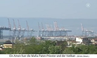 Kalabrien, der
                                      Containerhafen von Gioia Tauro -
                                      Nahaufnahme - hier wird das Kokain
                                      der Ndrangheta umgeschlagen und in
                                      Europa verteilt, das Kokain kommt
                                      aus Peru und Kolumbien, die
                                      Drogenprofite sind in der
                                      Vatikanbank