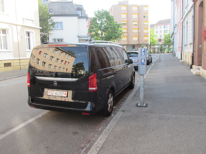 Mercedes
                      Combi in Schwarz aus dem Kanton Schwyz mit der
                      Autonummer SZ 64357