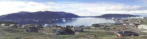 Gr�nland:
                  Beispiel Narsaq: Berge, H�user, Meer, aber keine
                  B�ume