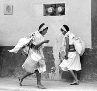 Tonaken-Indios: Spielende
Mädchen in Veracruz Tonaken-Indios: Spielende Mädchen in
Veracruz