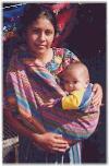 Maya-Ureinwohner in
                          Guatemala: Mutter mit Kind in traditioneller
                          Kleidung