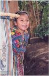Maya-Ureinwohner in
                          Guatemala: Kind in traditioneller Kleidung