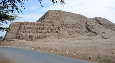 Das
                              Beispiel einer "heiligen St�tte"
                              ("huaca"), die Sonnenpyramide in
                              Peru