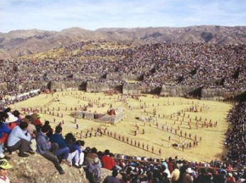 Das Fest "Inti
                        Raymi" (Fest der Sonne, inti=Sonne,
                        raymi=Fest) in Sacsayhuam�n bei Cusco 01