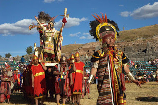 Das
                        Fest "Inti Raymi" (Fest der Sonne,
                        inti=Sonne, raymi=Fest) in Sacsayhuam�n bei
                        Cusco 02