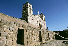 Eine Kirche auf Inka-Mauern, zum
                            Beispiel in Vilcashuam�n in Peru 01