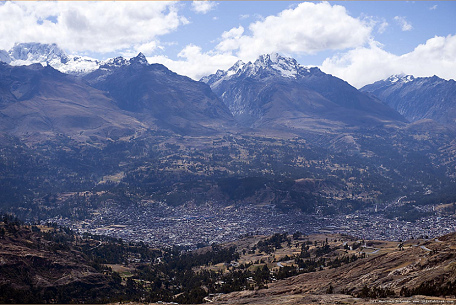 Huaraz in Peru mit dem Tal des
                              Heiligen Flusses (R�o Santa) und den
                              Bergketten [61] - eine nat�rliche
                              Apotheke