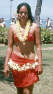 Hawaii,
Hula-Tänzerin mit Blumenschmuck Hawaii, Hula-Tänzerin mit
Blumenschmuck