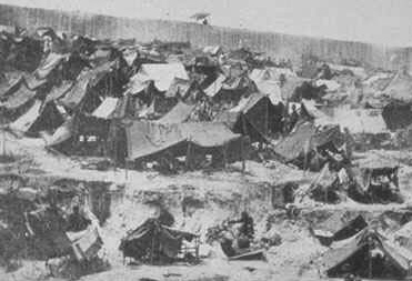 Erdl�cher mit
              Zeltplanen dr�ber