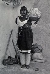 Acoma-Pueblo-Ureinwohnerin mit T�pferei